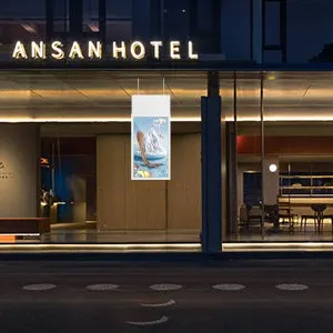 Double-sided digital signage installed at the hotel entrance Double-sided digital signage installed at the hotel entrance