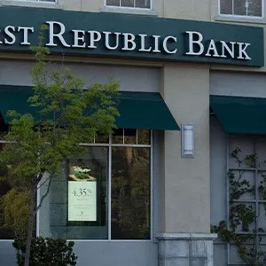 Digital signage installed at the bank entrance to promote investment Digital signage installed at the bank entrance to promote investment